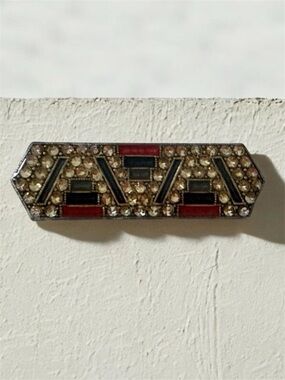 vintage Art Deco-style bar brooch, work of the French jewelry house Pierre Bex.